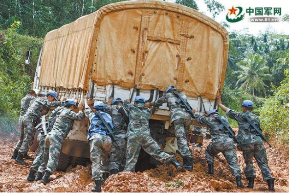 走近中国维和部队——赴利比里亚维和部队：在内战废墟中重建和平传递友谊3697