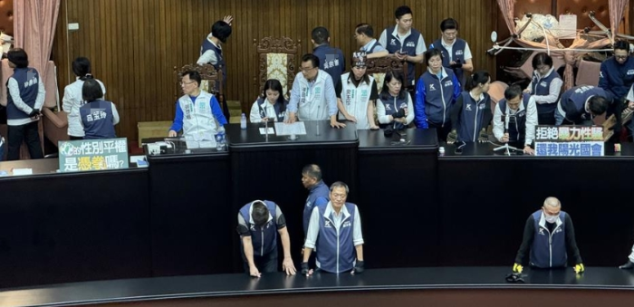 台湾立法机构改革案表决蓝白抢占主席台