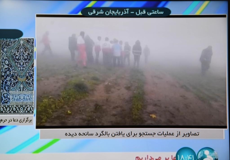 这是5月19日拍摄的伊朗国家电视台播放的莱希所乘直升机事故现场附近搜寻画面。（图源：新华社）