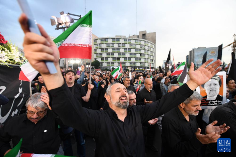 5月20日，在伊朗首都德黑兰，民众悼念直升机坠毁事件遇难者。（图源：新华社）