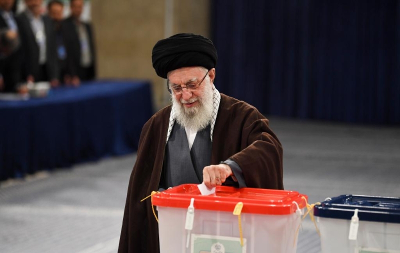 3月1日，在伊朗首都德黑兰，伊朗最高领袖哈梅内伊在设于领袖府内的投票站参加伊朗议会选举投票。（图源：新华社）