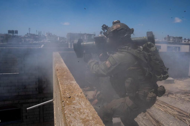 这张以色列国防军5月18日发布的照片显示，以军在加沙地带南部城市拉法东部展开军事行动。（图源：新华社）