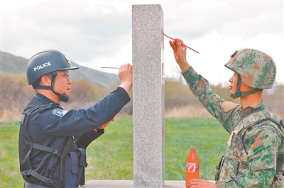 新疆军区某边防连联合辖区派出所,对辖区边境实施常态化巡逻管控