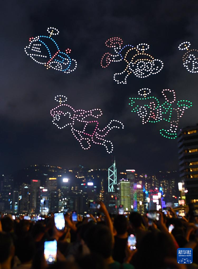 5月25日，无人机在维港上空拼成“哆啦A梦”经典角色图案。新华社记者 陈铎 摄