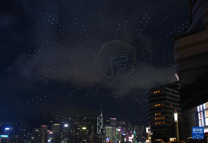 5月25日，无人机在维港上空拼成“100%朋友召唤铃”图案。新华社记者 陈铎 摄
