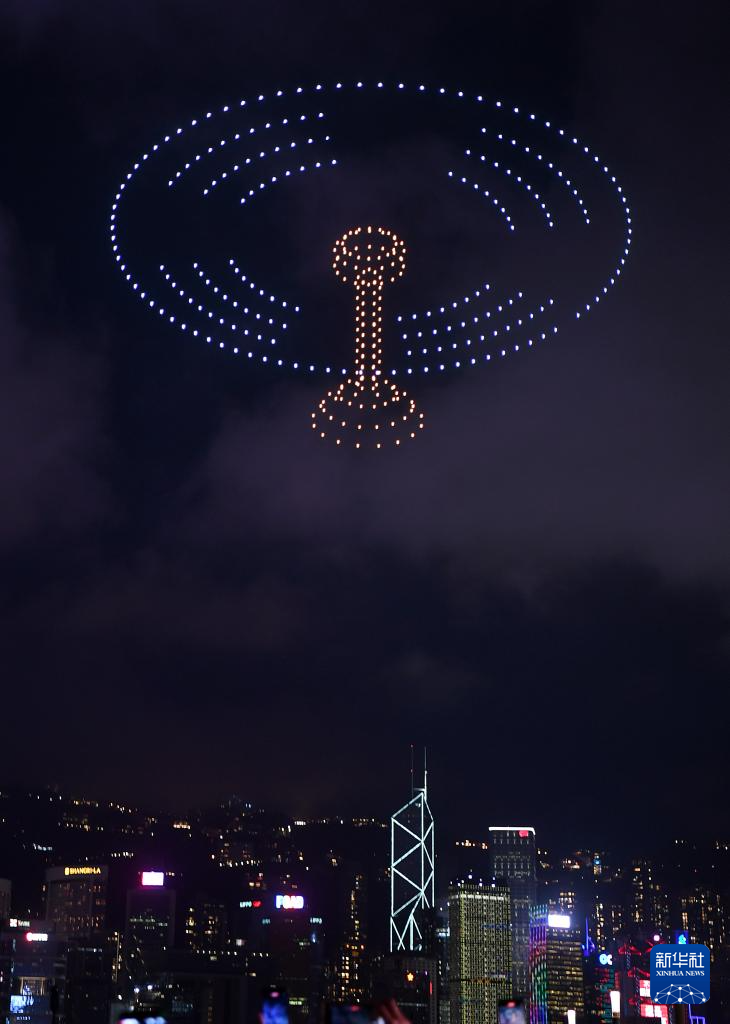 5月25日，无人机在维港上空拼成“竹蜻蜓”图案。新华社记者 陈铎 摄