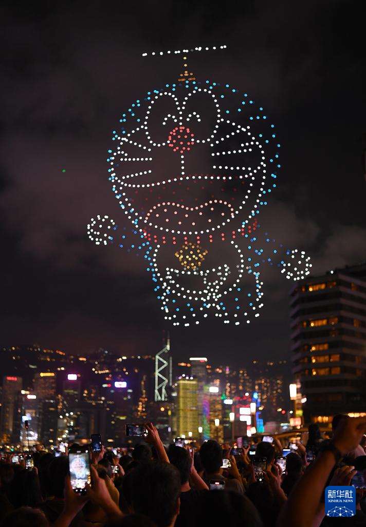 5月25日，无人机在维港上空拼成“哆啦A梦”图案。新华社记者 陈铎 摄