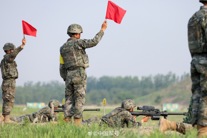 武警实弹射击训练现场火光冲天