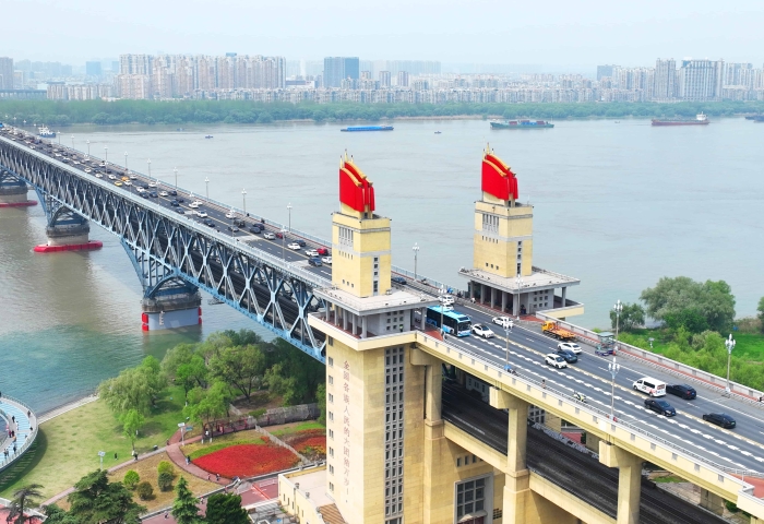 是长江上第一座由中国自行设计和建造的双层式铁路,公路两用桥梁,铁路