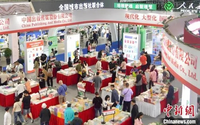 5月17日，东北书博会在长春开幕，吸引大量读者前往购书。　刘栋 摄.webp.jpg