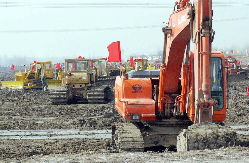 2002年12月27日，南水北调东线工程正式开工，工程机械在位于江苏扬州宝应县的潼河工地上投入施工。（图源：新华社）