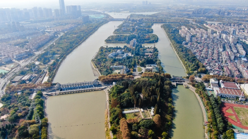 位于江苏扬州的南水北调东线工程源头江都水利枢纽（2020年11月14日摄，无人机照片）。（图源：新华社）