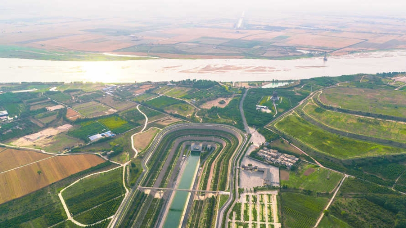 这是跨越黄河的南水北调中线穿黄工程（2020年5月26日摄，无人机照片）。（图源：新华社）