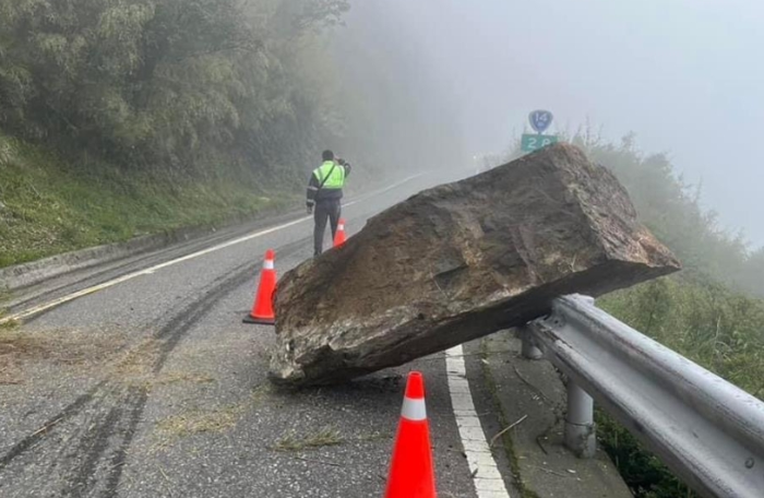 台湾地震巨石落石公路交通