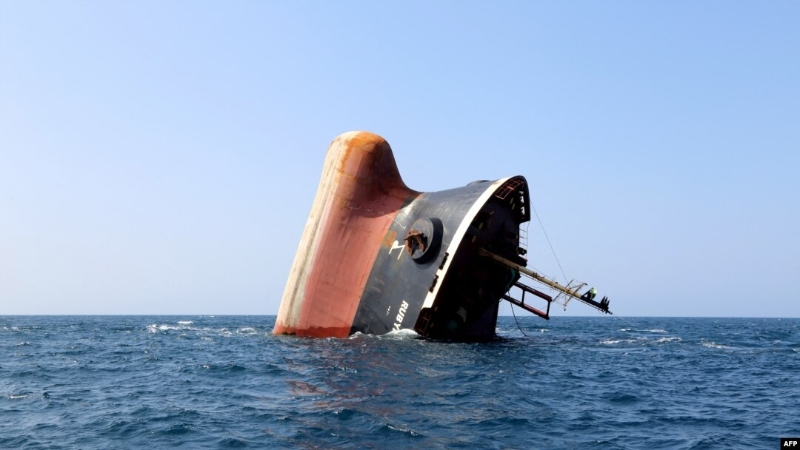 被胡塞武装导弹击中的英国“红宝石”号货轮3月7日在红海沉没。（图源：法新社）