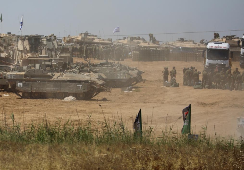 5月8日，以军部队在以色列南部凯雷姆沙洛姆口岸附近部署。（图源：新华社）