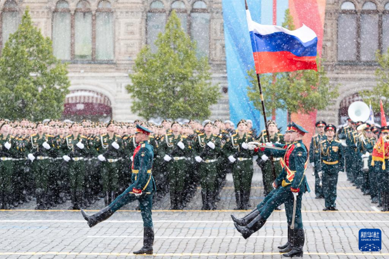 5月9日，在俄罗斯首都莫斯科，俄罗斯国旗入场。（图源：新华社）