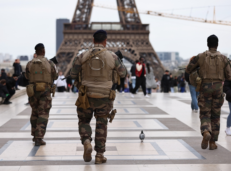 3月25日，法国士兵在巴黎特罗卡德罗广场附近巡逻警戒。（图源：新华社）
