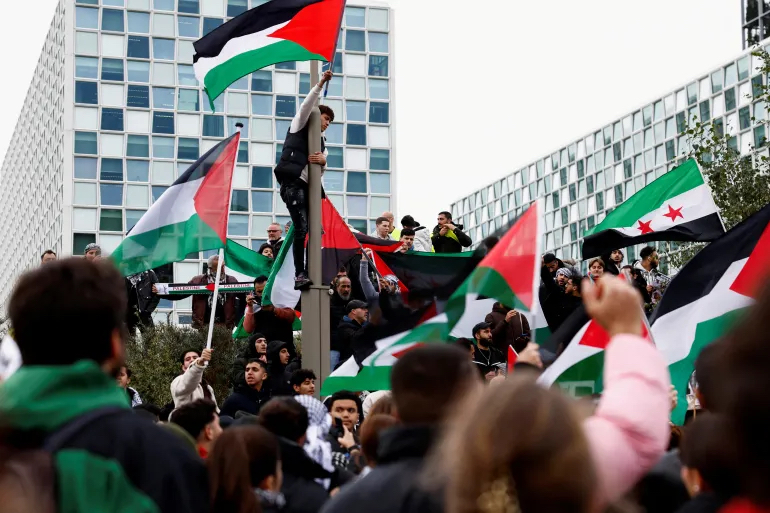 在荷兰海牙国际刑事法院总部前支持加沙巴勒斯坦人的示威者。（图源：路透社）
