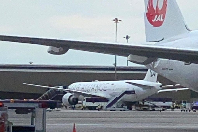 这是5月21日拍摄的备降在泰国曼谷素万那普机场的新加坡航空公司客机。（图源：新华社）