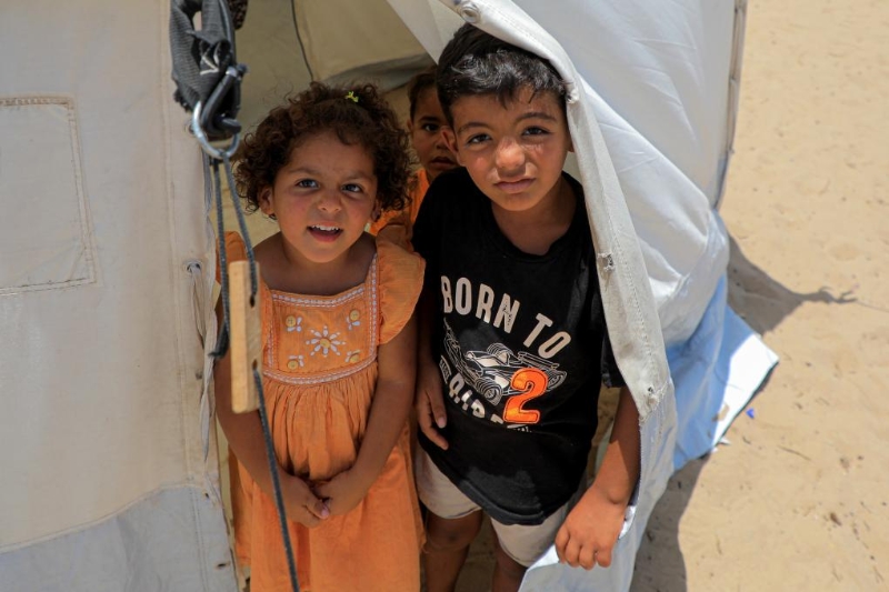 这是5月22日在加沙地带南部城市汗尤尼斯的一处难民营内拍摄的巴勒斯坦儿童。（图源：新华社）