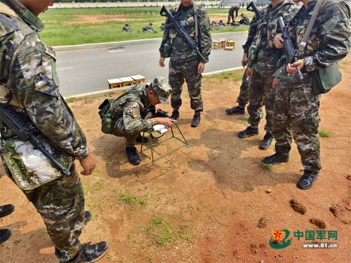 武警趴射击图片