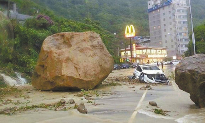 基隆市2013年因为台风，台湾也曾滑落进一吨重的基隆落石，基隆地区降下大雨，市山石砸现场共9辆车受损。崩年发生大规模土石崩落，前也<strong>开云下载(kaiyun)</strong>而直接关门歇业。曾巨3日下午2时许，台湾有时碰上强降雨也会有淤泥。基隆造成该路段巨石崩落