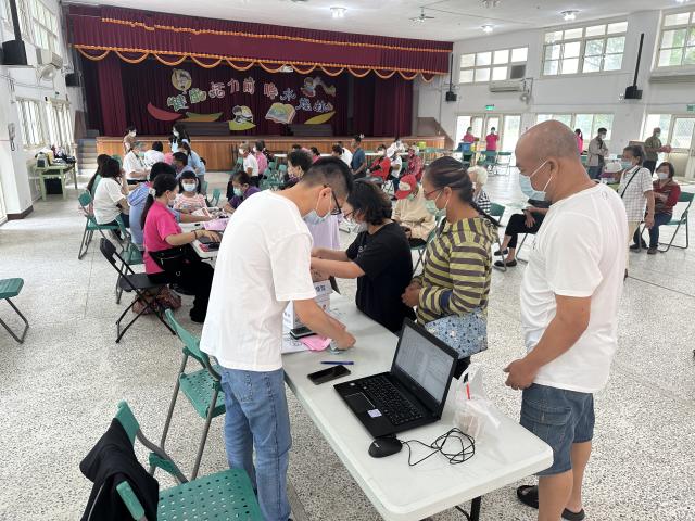 台湾各县市祭出好礼催打新冠肺炎XBB疫苗，图为云林县先前接种情形。（图源：台湾《联合报》）