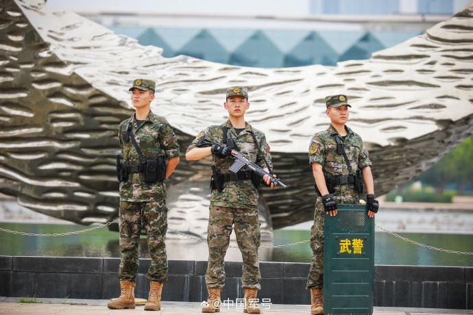 武警官兵端午执勤守护游客平安