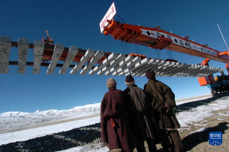 藏族群众观看青藏铁路建设（2004年12月5日摄）。（图源：新华社）
