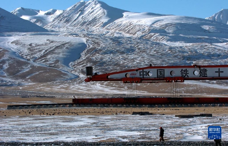 青藏铁路在铺轨建设中（2004年12月5日摄）。（图源：新华社）