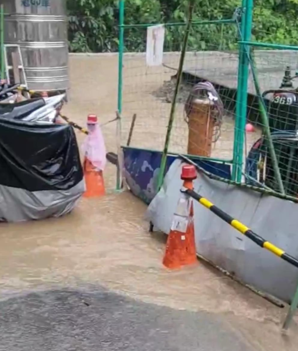 台北市豪雨袭击 信义区建筑工地淹水