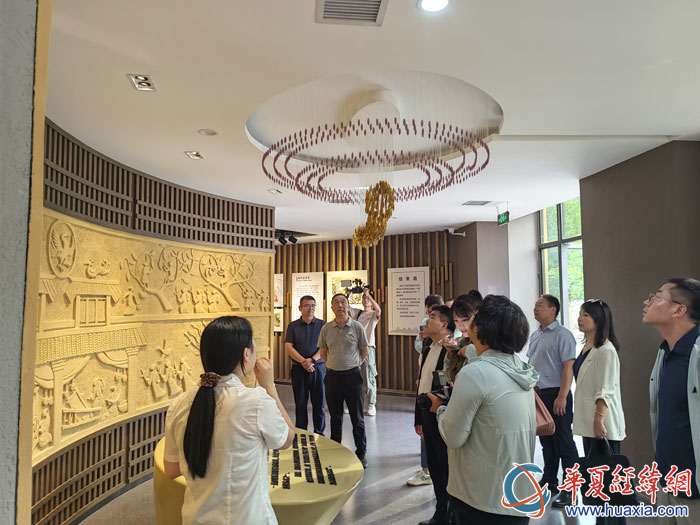 参访团一行走进石泉县鎏金铜蚕展览馆，了解桑蚕历史与延续传承。