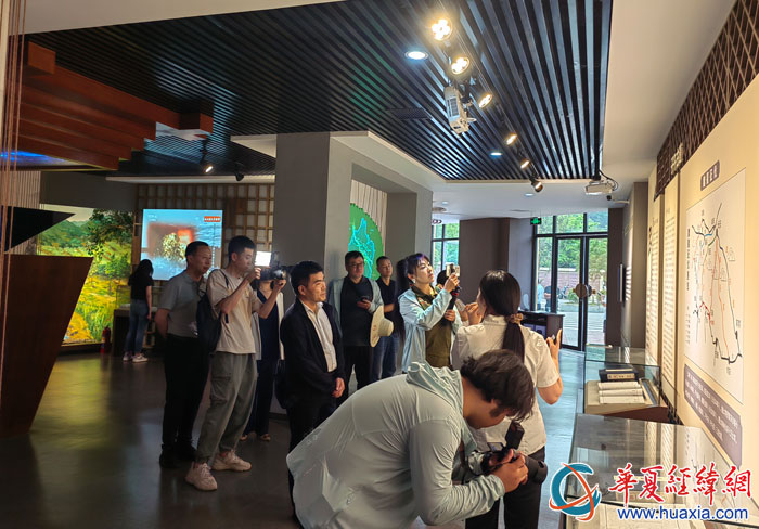 参访团一行走进石泉县鎏金铜蚕展览馆，了解桑蚕历史与延续传承。