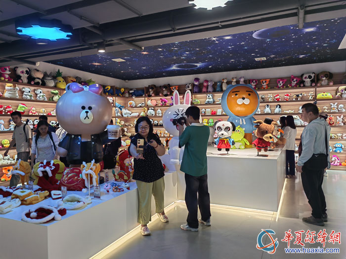 采访团一行参访恒口示范区毛绒玩具文创产业基地。