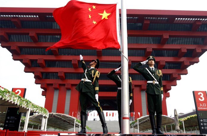 2010年10月1日，世博园中国馆前广场举行中国国家馆日升国旗仪式。
