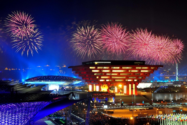 2010年4月30日，中国2010年上海世博会开幕。图为开幕式大型灯光喷泉焰火表演。