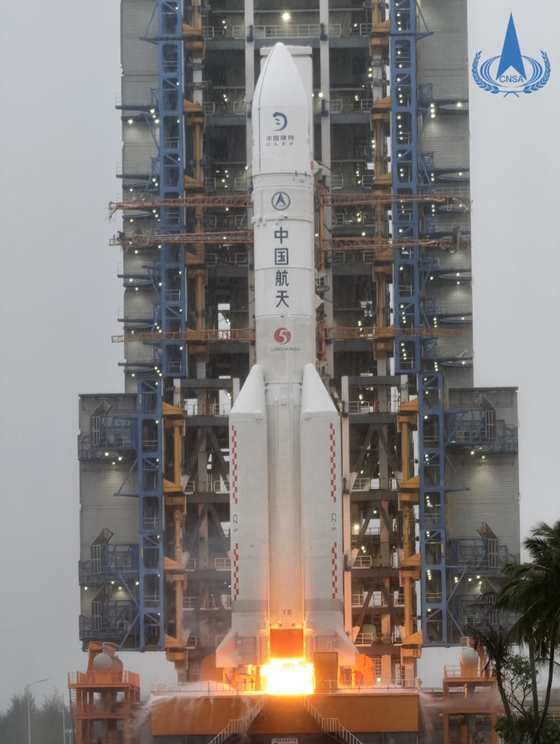 2024年5月3日17时27分，嫦娥六号探测器由长征五号遥八运载火箭在中国文昌航天发射场发射，之后准确进入地月转移轨道，发射任务取得圆满成功。（图源：新华社）