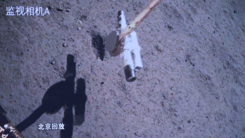 2024年6月4日在北京航天飞行控制中心屏幕上拍摄的嫦娥六号取样回放画面。（图源：新华社）