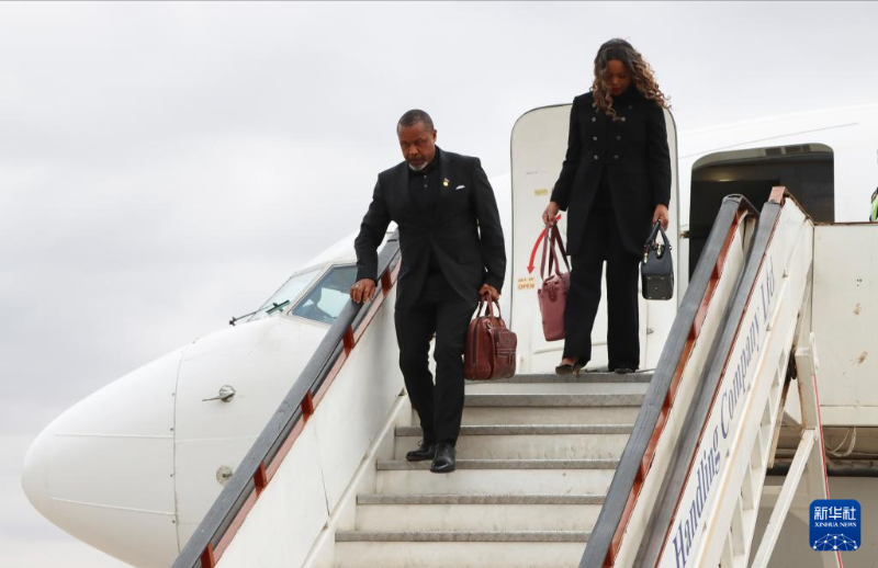 这是6月9日马拉维副总统奇利马（左）乘飞机抵达利隆圭后走下飞机的资料照片。（图源：新华社）