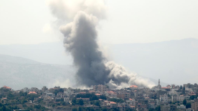 这是6月19日在黎巴嫩亚龙拍摄的以军空袭后的浓烟。（图源：新华社）