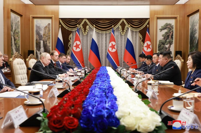 6月19日，在朝鲜平壤，朝鲜劳动党总书记、国务委员长金正恩与俄罗斯总统普京举行会谈。（图源：朝中社）