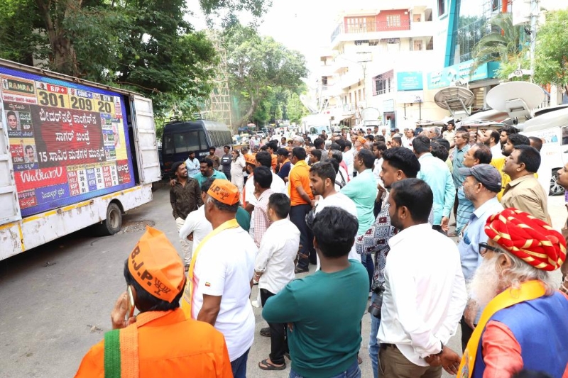 6月4日，印度班加罗尔民众在电视上观看选举结果直播。（图源：新华社）