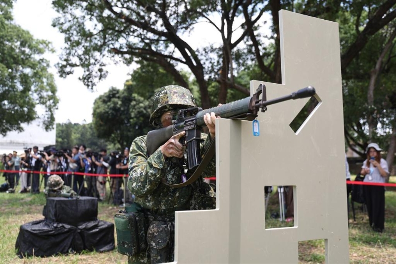 役男實施近接戰鬥「綜合演練」，進行立姿射擊。（記者黃迪明攝）