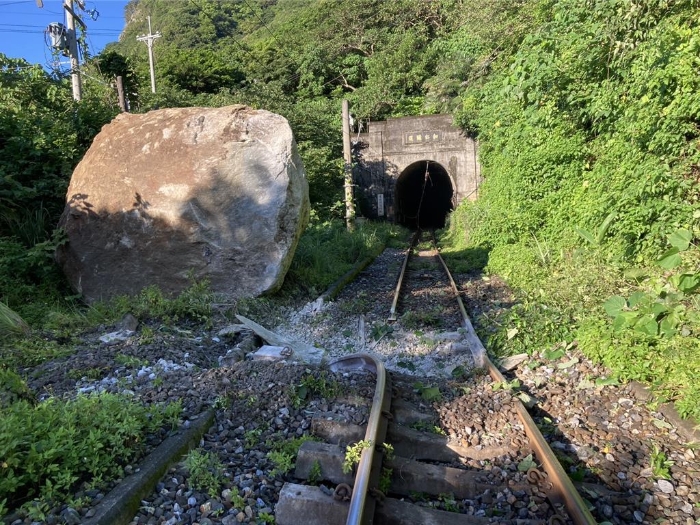 台铁花莲和仁至崇德路段东正线4日清晨巨石崩落