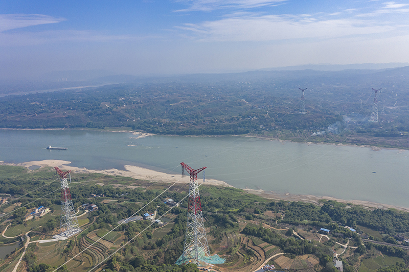 2022年9月13日在重庆市江津区拍摄的白鹤滩-浙江±800千伏特高压直流输电工程重庆段（右）长江大跨越施工现场（无人机照片）。（图源：新华社）