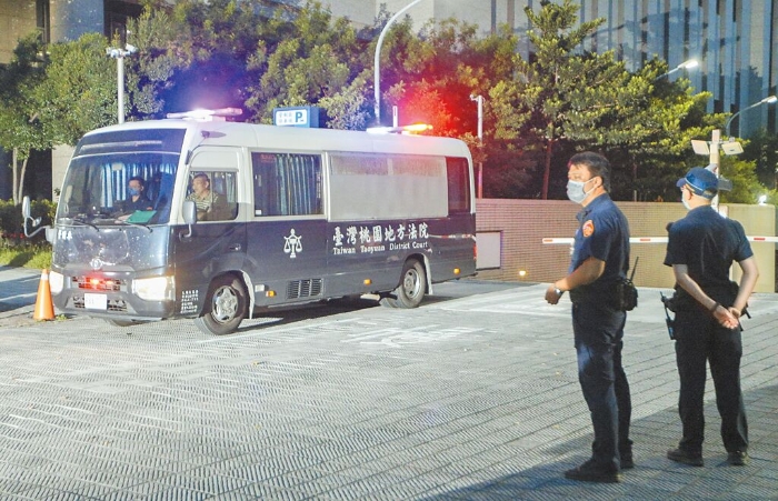 图为押送郑文灿到看守所的车辆于11日晚间7时许开离桃园地方法院