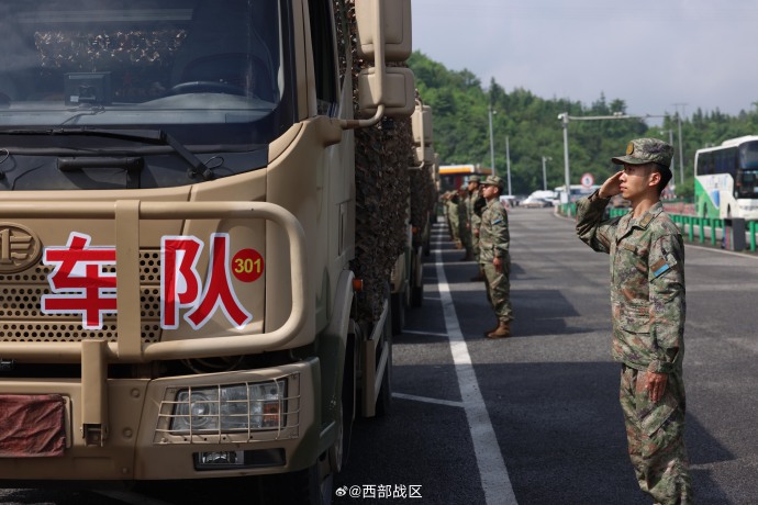 西部战区空军汽车运输某团组织新训汽车兵远程机动训练