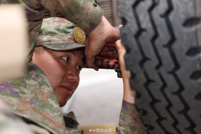 西部战区空军汽车运输某团组织新训汽车兵远程机动训练