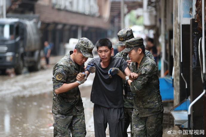 重庆:武警官兵开展清淤排障工作